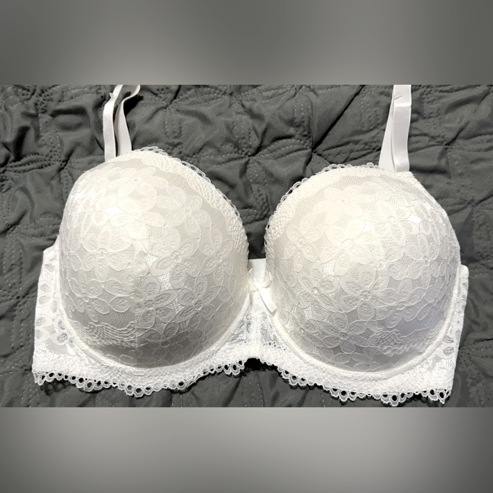 Rene Rofe Cream, lace pattern, padded bra with underwire. 40DD